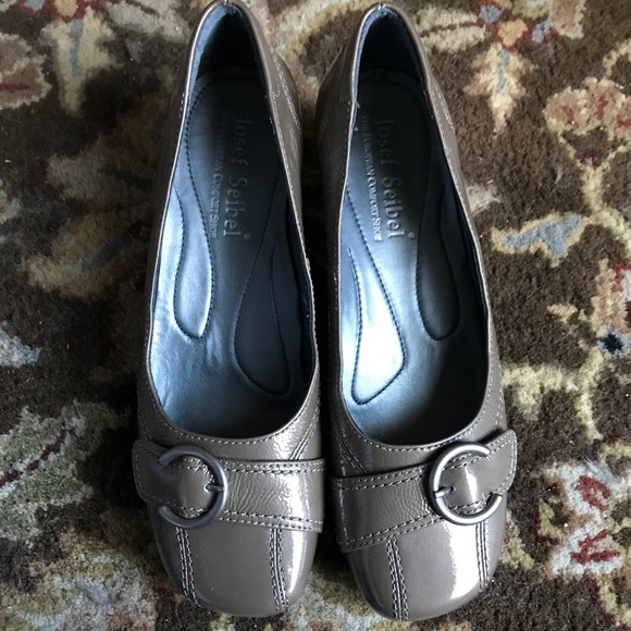 Josef Seibel taupe patent wedge heel pump, size 38 - Picture 7 of 8